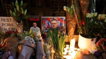 Dünya Navalny’yi anmak için sokaklara döküldü