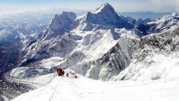 Everest dağına dışkı bırakmak yasaklanıyor