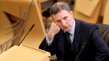 İskoçya Sağlık Bakanı Michael Matheson’dan açıklama: Çocuklarının internet faturası istifa getirdi