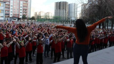 Kayseri’de öğrencilerin eğlenceli güne başlama ritüeli