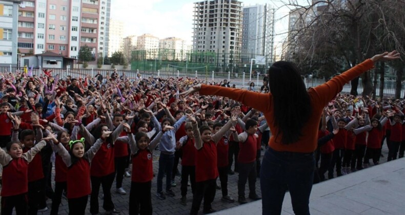 Kayseri’de öğrencilerin eğlenceli güne başlama ritüeli