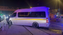 Önce cipe çarptı, sonra tramvay yoluna girdi