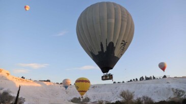 Pamukkale, sıcak hava balon turlarıyla da turist çekiyor