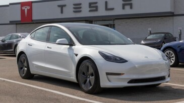 Rekabet kızıştı: Tesla, fiyatları bir kez daha düşürdü