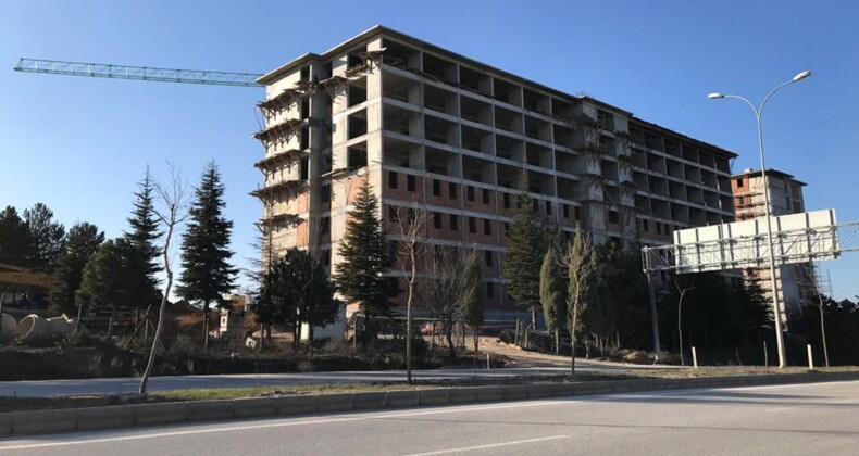 Üzerine kalas düşen işçi inşaatta can verdi