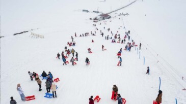 Van’da öğrenciler kayak keyfini halay ile taçlandırdı