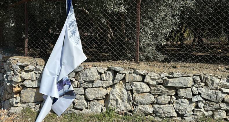 Antalya’da Muhittin Böcek’in afişleri söküldü