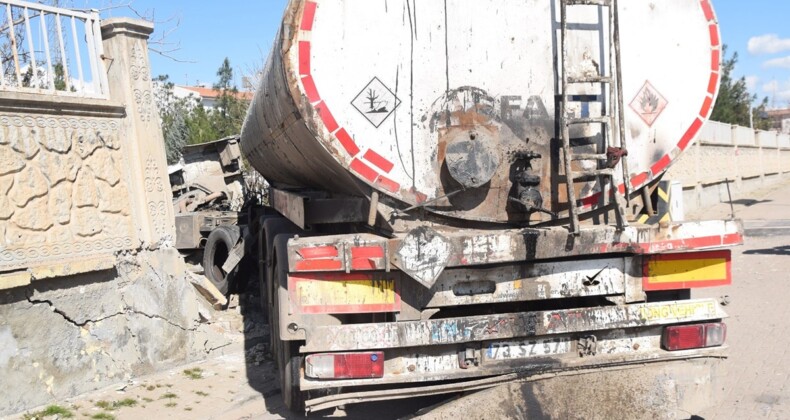 Asfalt tankeri otomobili biçip jandarma binasına girdi
