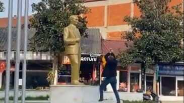 Atatürk heykeline baltalı saldırı