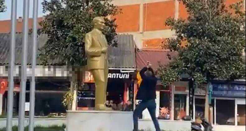 Atatürk heykeline baltalı saldırı