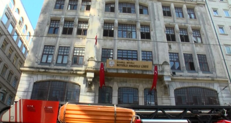 Beyoğlu Anadolu Lisesi’nde duman paniği… Tahliye edildi