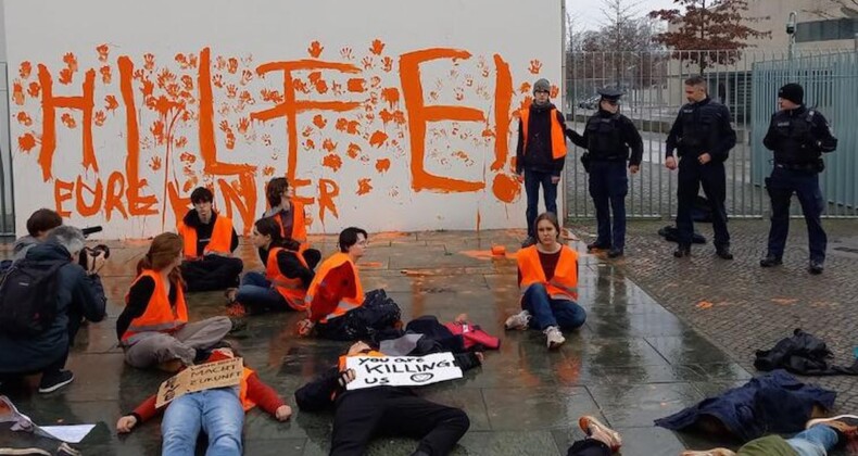 Çevreciler başbakanlık binasını bastı