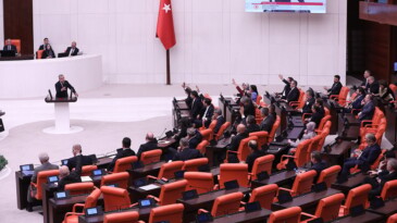 CHP’li vekil sordu, FETÖ okulunda okuyan AKP’liler el kaldırdı
