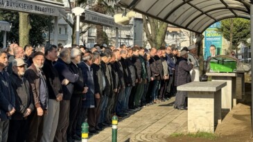 Deprem sırasında evinden atlayan kişinin cenazesi defnedildi