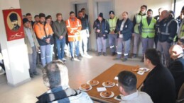Emekçiyi sıraya dizdi, kendi kahvaltı yaptı