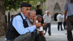 Emekli menemenle oruç tutsa maaşın yarıya yakını gidiyor