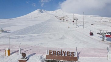 Erciyes Dağı’na kar yağdı