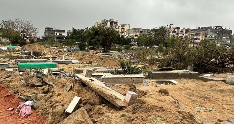 İsrail bunu da yaptı! Mezarlığa hava saldırısı düzenlendi