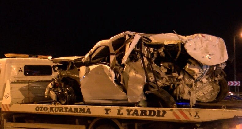 İstanbul’da feci kaza! Araç bu hale geldi