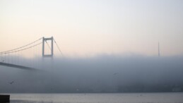 İstanbul’da sis etkisi: Göz gözü görmüyor… Boğaz, trafiğe kapandı