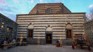Kadınlar ipek dokuma tezgahlarını 457 yıllık hamama kurdu