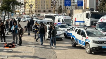 Mardin’de adliye önünde kavga: 1’i polis 5 yaralı