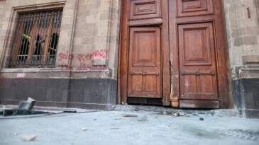 Meksika’da eylemciler, Ulusal Saray’ı bastı