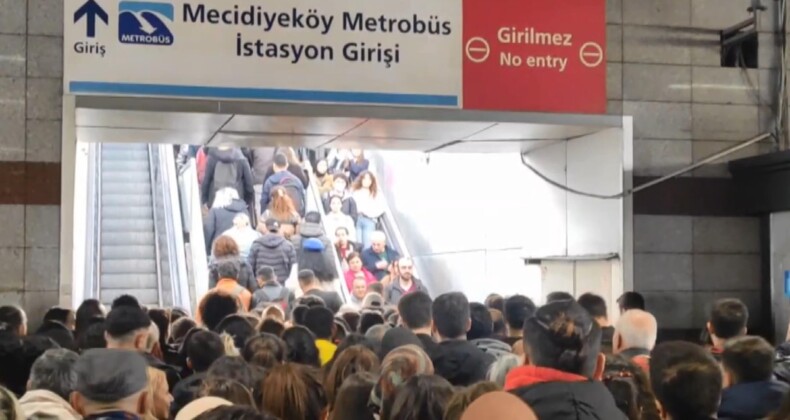 Metrobüs durağında merdiven kazası: Yaralılar var
