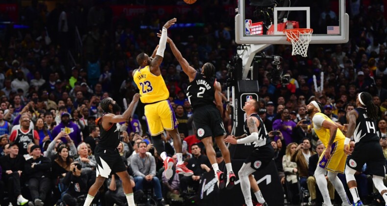 NBA’de Los Angeles derbisini Lakers kazandı