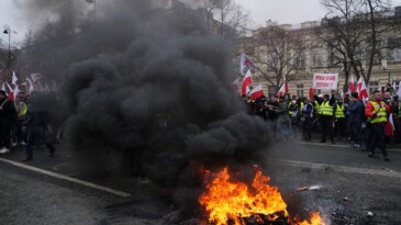 Polonyalı çiftçiler başbakanlık önünü savaş alanına çevirdi