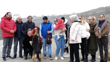 Sokak hayvanlarına hem türkü söylediler hem mama verdiler