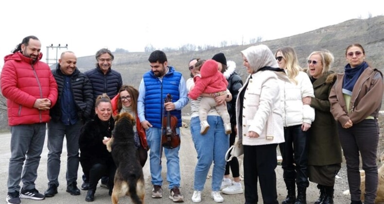 Sokak hayvanlarına hem türkü söylediler hem mama verdiler