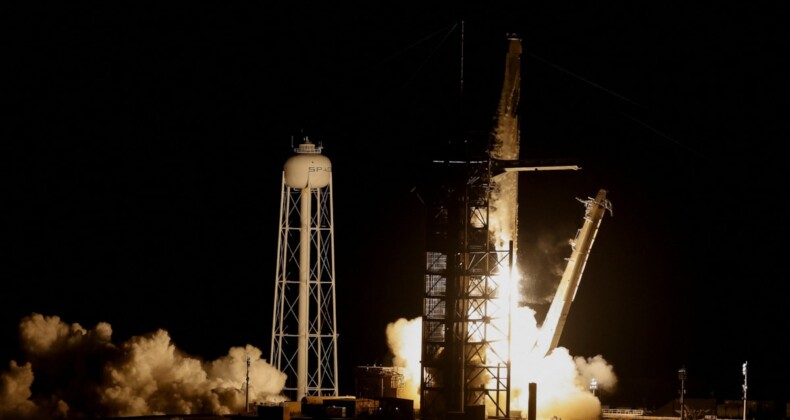 SpaceX, Crew-8 misyonu astronotlarını taşıyan Falcon 9 roketini fırlattı