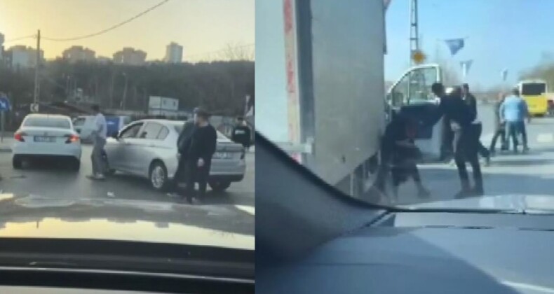 Sürücülerin tekmeli yumruklu kavgası kamerada