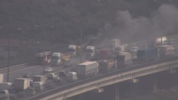 TEM otoyolunda trafiği kilitleyen yangın