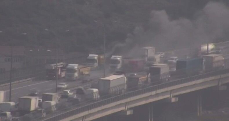 TEM otoyolunda trafiği kilitleyen yangın