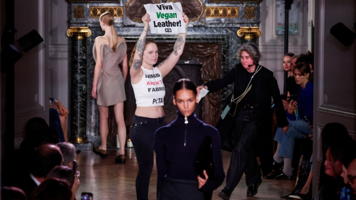 Victoria Beckham’ın defilesi protesto edildi