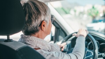 103 yaşındaki kadın trafiği birbirine kattı