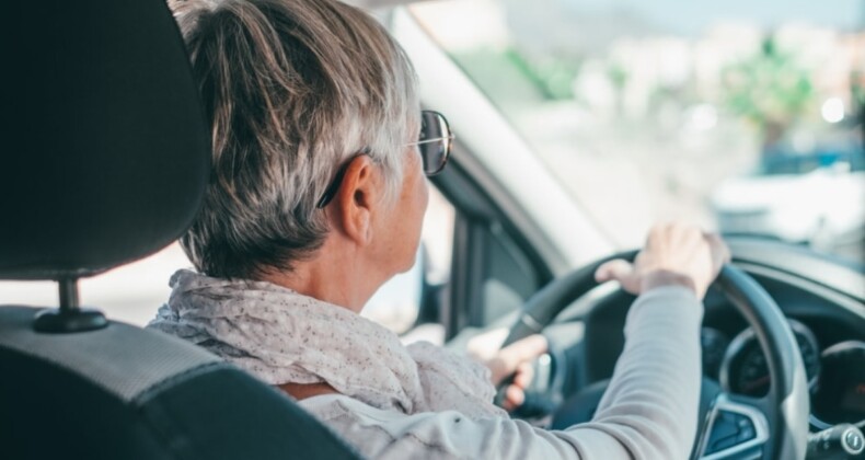 103 yaşındaki kadın trafiği birbirine kattı