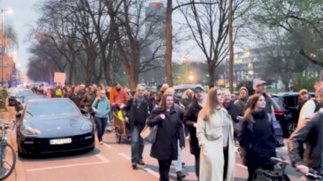 Almanya’da binlerce kişi sokağa döküldü