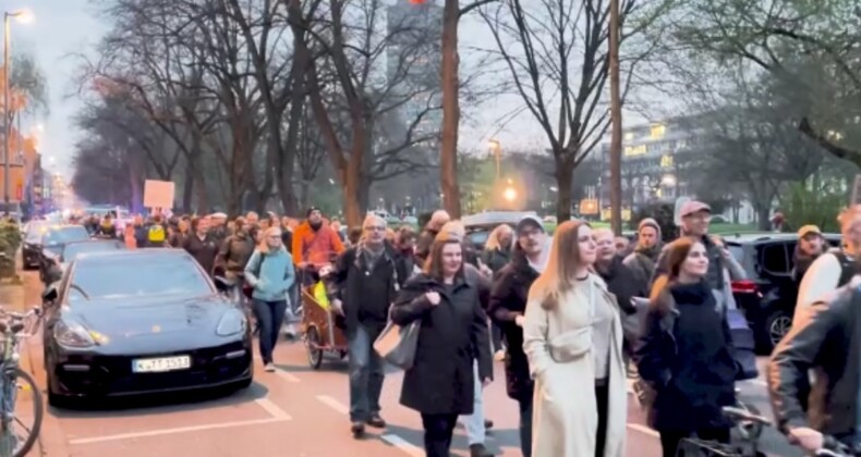 Almanya’da binlerce kişi sokağa döküldü