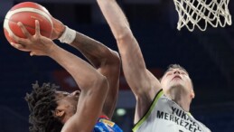 Anadolu Efes Yukatel Merkezefendi Belediyesi Basket’i mağlup etti
