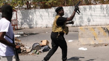 Çetelerin kontrolüne geçen Haiti’de ülkesine dönemeyen Başbakan istifa etti