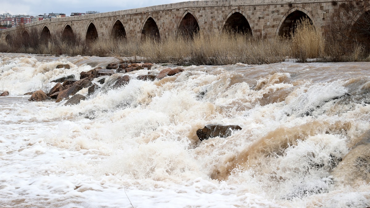 Dağlardaki karlar eridi, Kızılırmak’ın su seviyesi yükseldi
