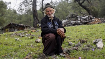 İnsanlara küstü, 17 yıldır dağda yaşıyor