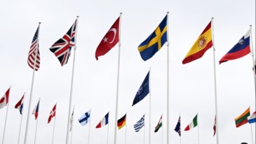 İsveç bayrağı NATO karargahında göndere çekildi