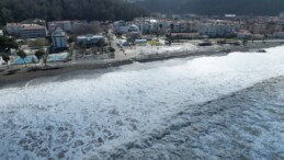 Karadeniz’de dev dalgalar sahil şeridini yuttu