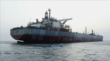 Kızıldeniz’de ABD gemisini füzelerle vurdular