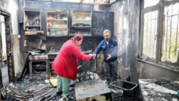 Küle dönen evden çocuklarını güçlükle çıkardı