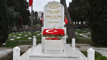 Mehmet Akif Ersoy kabri başında alındı